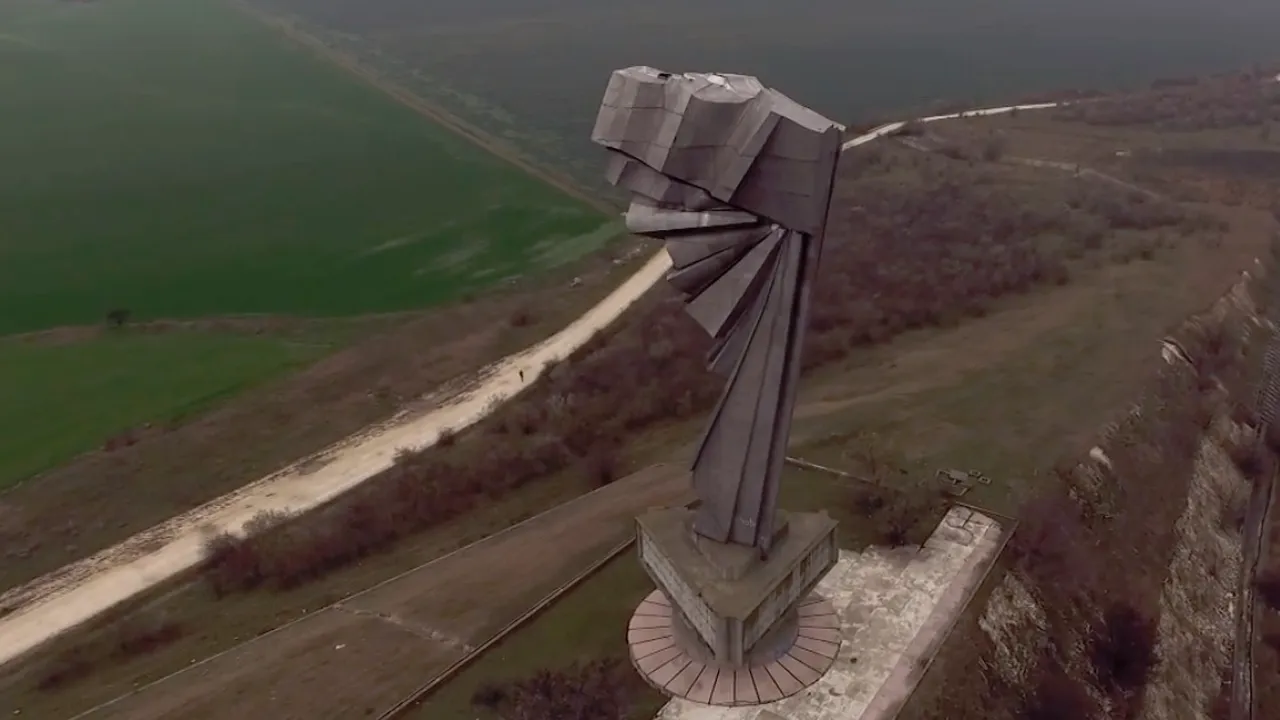 CROAZIERE DE AGREMENT pe Canalul Dunăre - Marea Neagră, din 2019. Traseul scoate din uitare ÎNARIPATA, monument ceaușist depășit doar de Statuia Libertății din New York