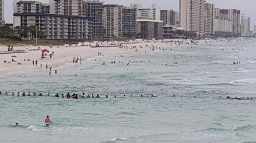 Exemplul incredibil de solidaritate dat de turiștii aflați pe o plajă din Florida. Metoda inedită prin care au salvat de la înec 10 oameni