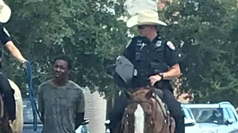Scandal uriaș în Texas, după ce poliția călare a plimbat, legat cu o frânghie, un bărbat de culoare încătușat