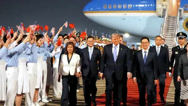 Donald Trump a sosit la Beijing. Cum a fost primit președintele american pe aeroport