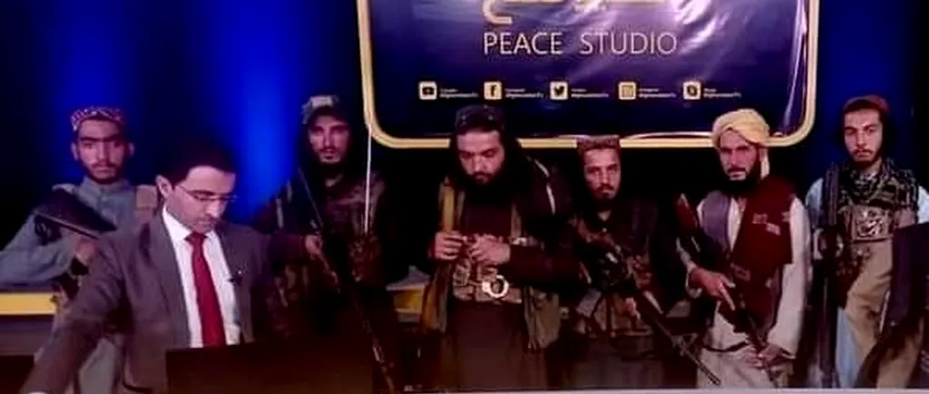 Talibani înarmați îl înconjoară pe un prezentator TV, în timp ce îi îndeamnă pe telespectatori „să nu se teamă”
