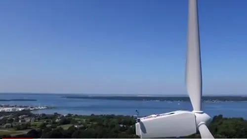 Ce făcea un bărbat  pe o turbină eoliană, la 60 m înălțime. Imagini surprinzătoare filmate cu o dronă
