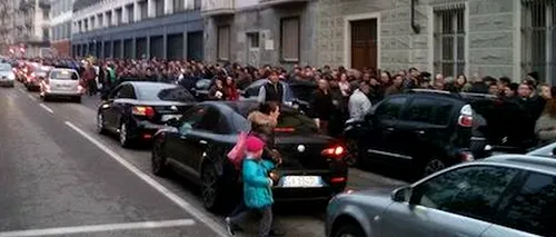 Jandarmi italieni, la Consulatul român de la Torino,  unde 5.000 de oameni stau la coadă
