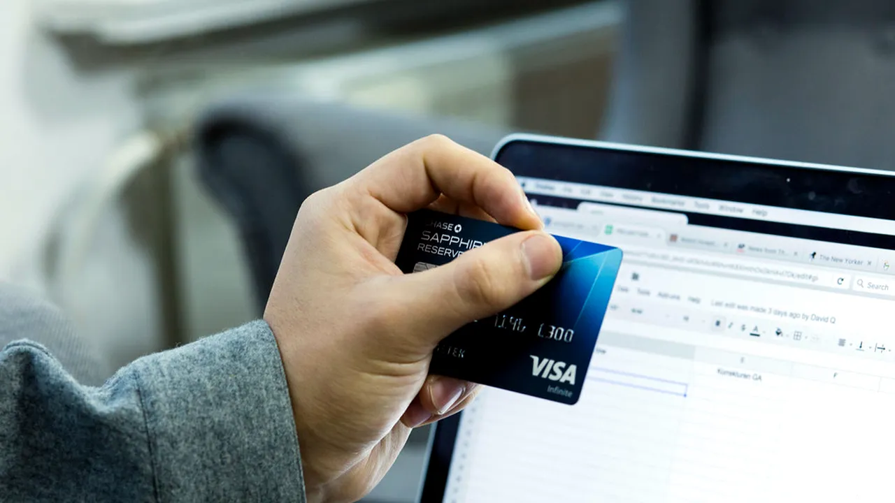 Femeie ÎNȘELATĂ după ce a comandat online haine, dar a primit niște bidoane de plastic goale