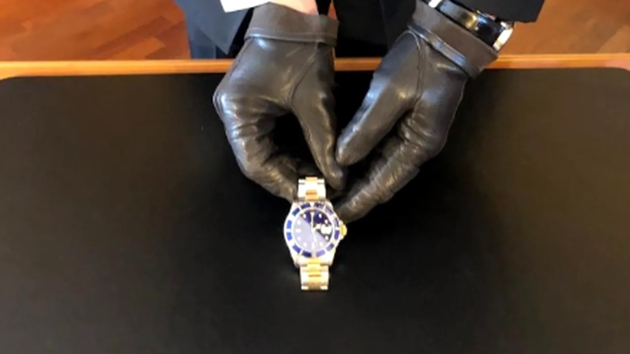 NAIVITATE. Un pensionar italian i-a împrumutat un ceas de 8.000 de euro unei dansatoare românce / Ce a urmat