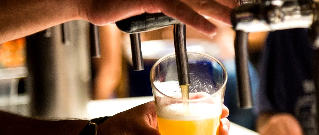 Un român a băut o ladă cu bere ca să „elimine” vaccinul”. Nu voia „să-i bage bețe în nas și să-i slăbească creierul”