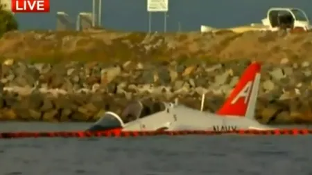 Un avion militar american a ieșit de pe pistă și s-a prăbușit în Golful San Diego