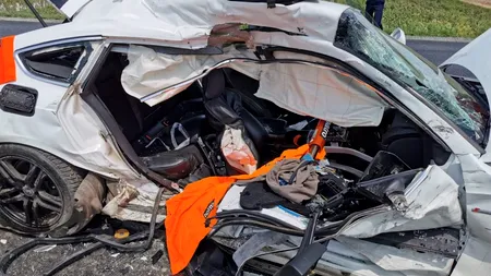 HORROR. Un Audi a fost făcut praf de o dubă la Slobozia. Șoferul mașinii de lux nu a acordat prioritate când a vrut să vireze la stânga! Imagini cu puternic impact emoțional