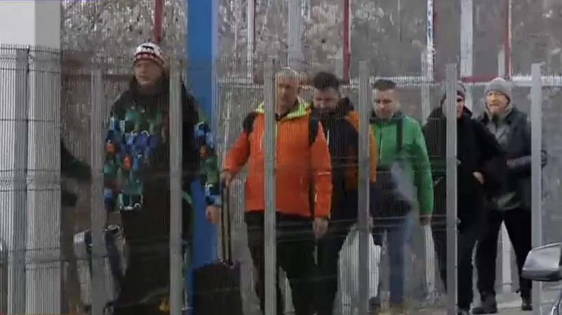 Ucrainenii ajung pe jos în România, de frica războiului. Mii de persoane așteaptă să intre prin vama Siret