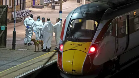 Cum a reușit un bătrân să devină eroul din trenul atacat în Londra. Bărbatul a blocat loviturile atacatorilor cu capul în timp ce alt călător a vrut să folosească o sticlă de whiskey