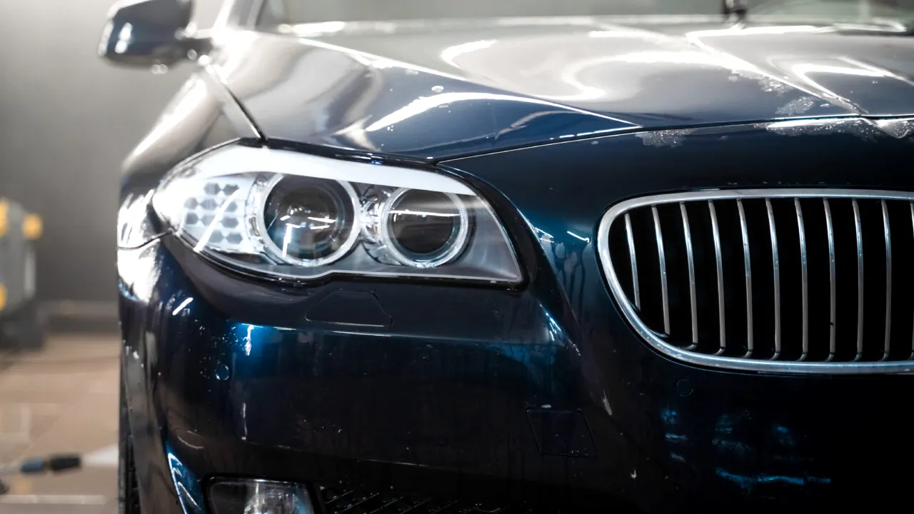 Acțiunile grupului auto german, în picaj! Ce se întâmplă cu estimările de profit ale BMW, după ce livrarea a 1,5 milioane de vehicule a fost oprită