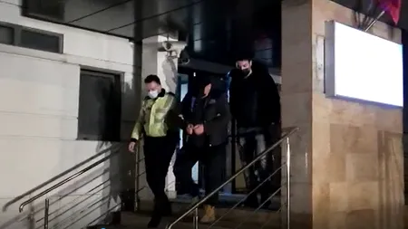 VIDEO | Bărbatul care a mers cu un biciclist pe capota mașinii a fost reținut. Acuzațiile polițiștilor