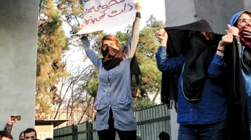 Iran. Protestatarii ard portrete ale Ayatollahului Khamenei, antiprotestatarii strigă „Moarte răzvrătiților!
