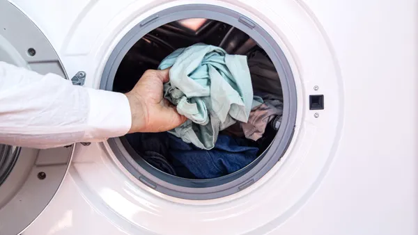 Folosești greșit mașina de spălat: experții dezvăluie articolele vestimentare pe care nu ar trebui să le pui niciodată în ea