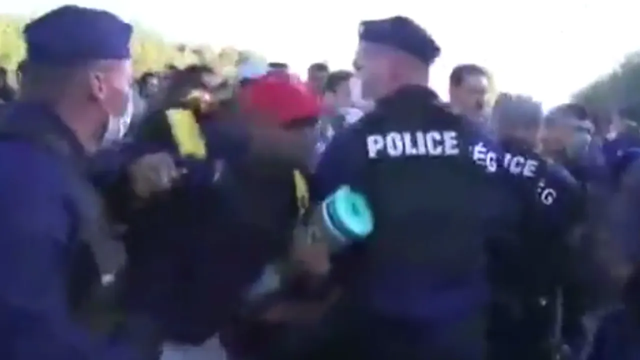 O mie de imigranți au rupt cordonul de securitate și au părăsit centrul de la Roszke. Cum au reacționat polițiștii 