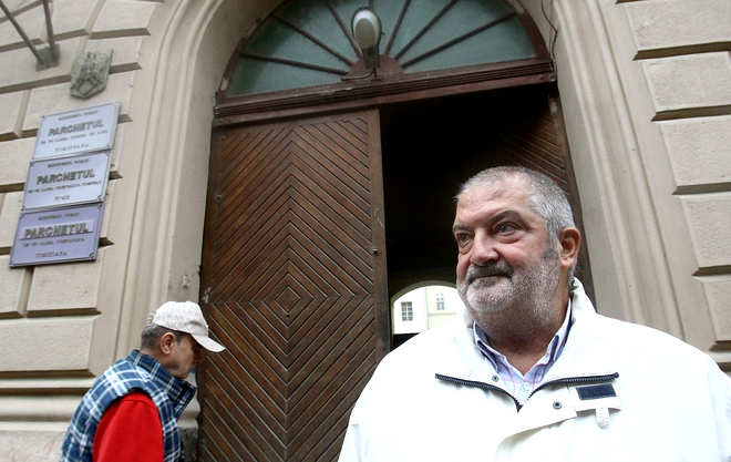 Gheorghe Ciuhandu, ieșind de la o audiere în 2014