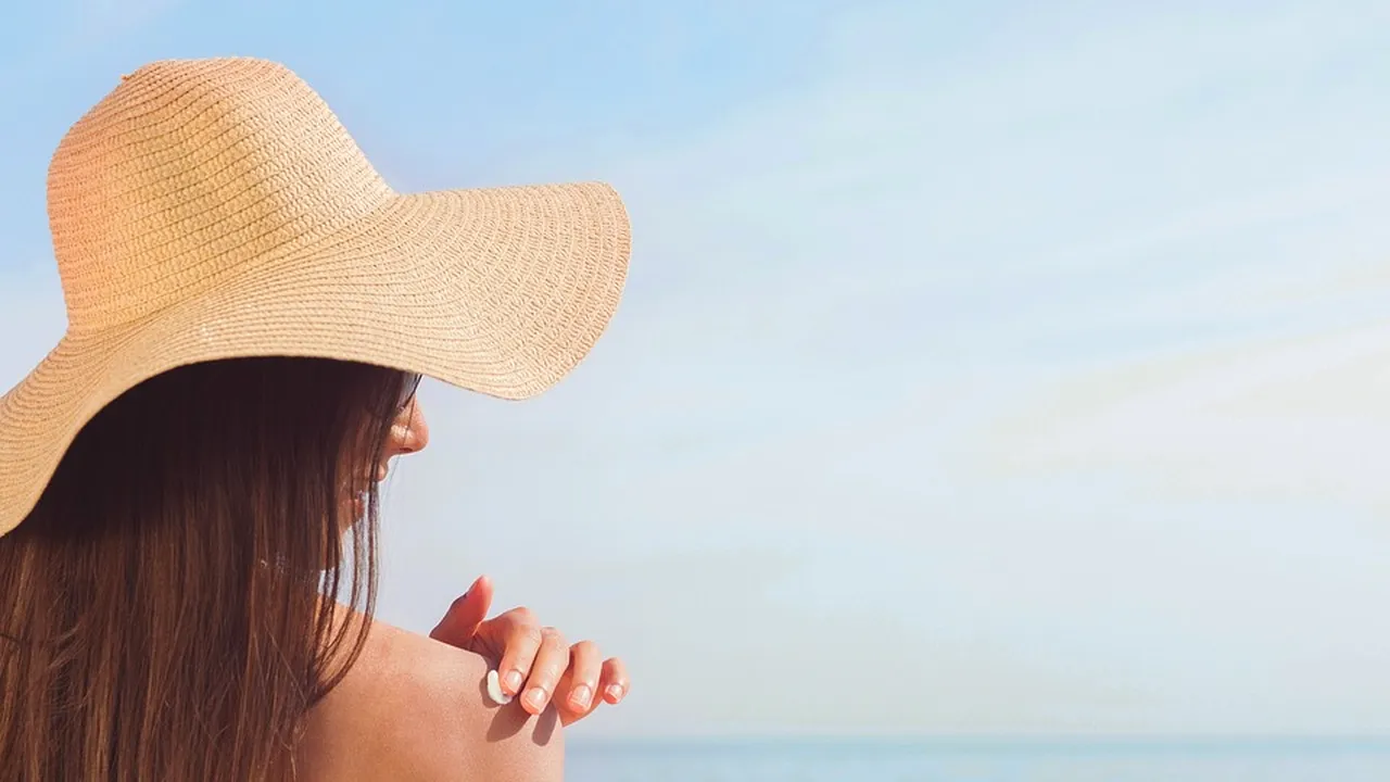 Cum să îți protejezi pielea pe timpul verii: Sfaturi și recomandări oferite de dermatolog