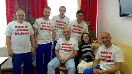 Soția ambasadorului Olandei, într-o fotografie impresionantă, alături de medicii români: 