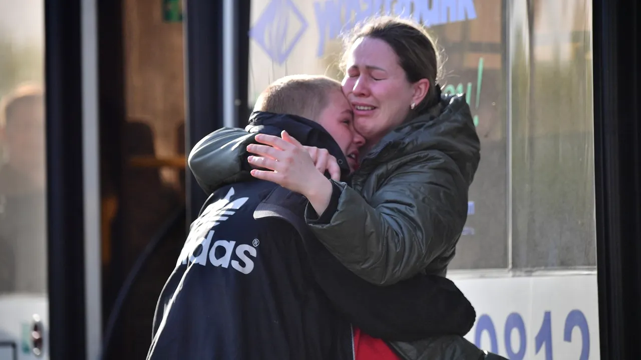 Război în Ucraina, ziua 68: Aproximativ 100 de persoane au fost evacuate din combinatul Azovstal. „Nu am văzut lumina soarelui de două luni”