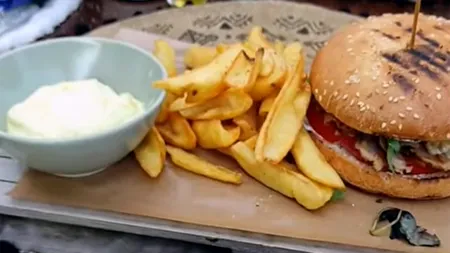Câți lei a dat un TURIST pe un simplu burger, într-un restaurant din Cluj-Napoca: 