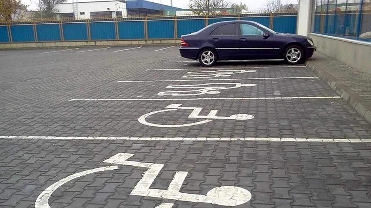 „Dați-mi un beep”. Mesajul revoltător lăsat de un șofer care a parcat ILEGAL pe două locuri destinate persoanelor cu handicap