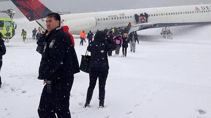 Panică pe aeroportul new-yorkez LaGuardia: un avion de pasageri a derapat și a ieșit de pe pistă