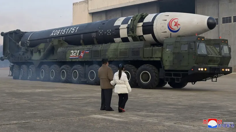 FOTO | Kim Jong-un a apărut pentru prima oară alături de fiica sa la lansarea ultimei rachete nord-coreene