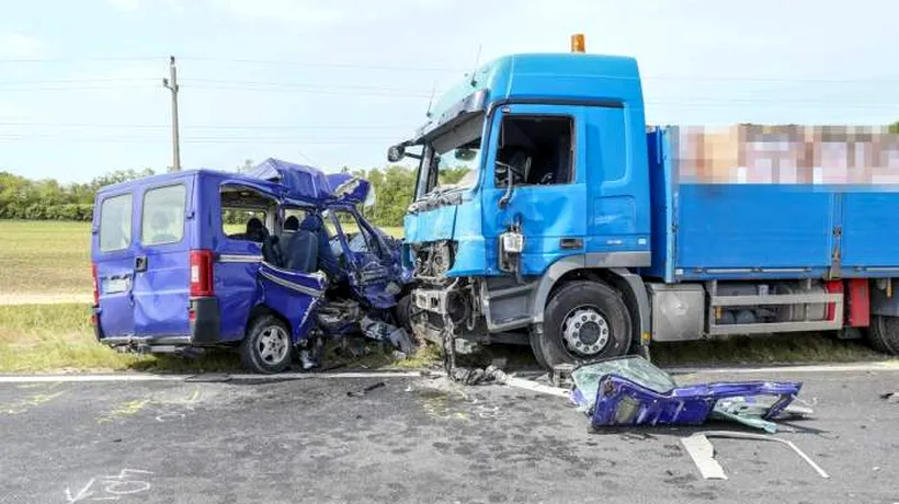 TRAGEDIE. MAE, demersuri de urgență după ce un român a murit și alți patru au fost răniți, într-un microbuz distrus de un camion în Ungaria