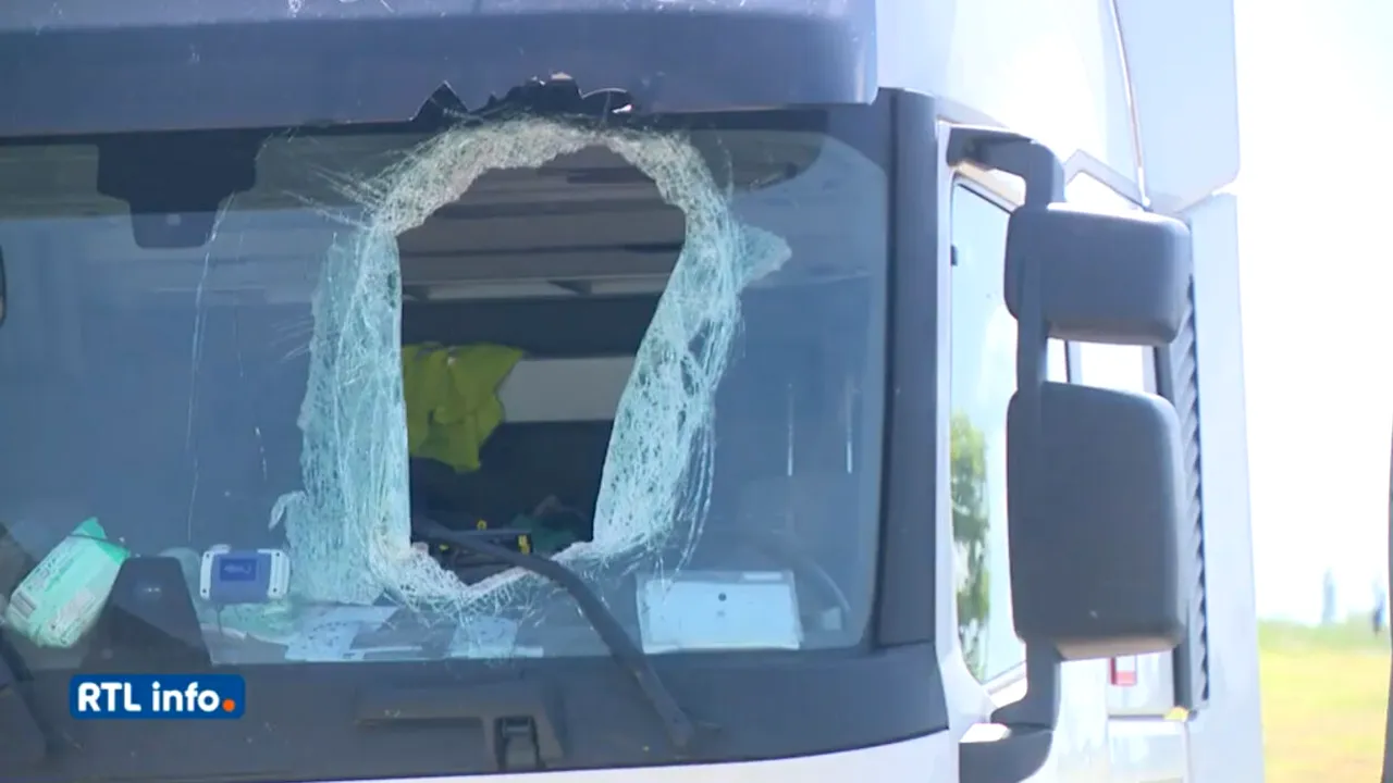 ȘOCANT! Un român a murit sub ochii soției după ce cineva a aruncat un capac de canalizare în cabina TIR-ului pe care îl conducea