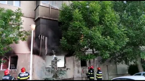 Incendiu puternic într-un bloc din Slatina. Locatarii au fost evacuați | VIDEO