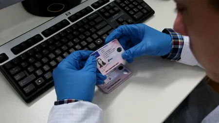 Angajatul de la Permise Covasna prins când lua mită de la un investigator sub acoperire, reținut