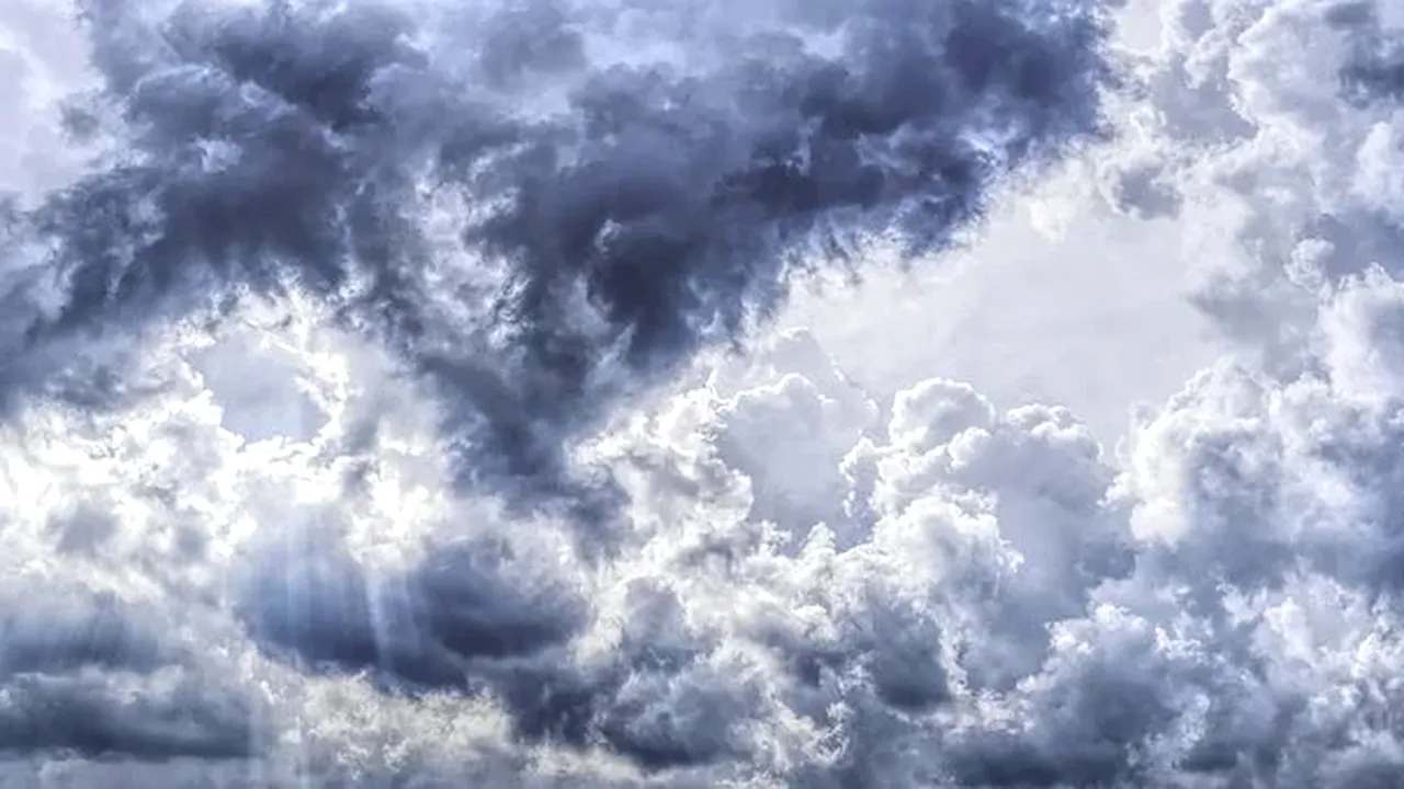 Cod galben de instabilitate atmosferică și intensificări ale vântului pentru următoarele ore în București și Ilfov. Recomandări ISU