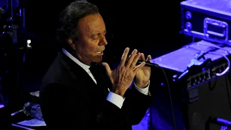 Aproximativ 20.000 de spectatori la concertul gratuit susținut de Julio Iglesias la Târgu Mureș
