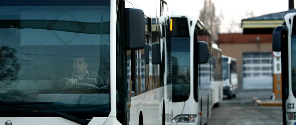 Percheziții la o autobază a RATB, fiind vizați angajați suspectați că au furat motorină