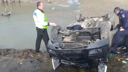 S-a urcat la volan fără permis și a plonjat în albia unui pârâu