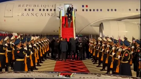 Soții Macron au fost tratați regește la sosirea în Beijing. Chinezii le-au întins covorul roșu și i-au oferit lui Brigitte un buchet uriaș de flori. Ce semnificație a avut ținuta primei doamne a Franței