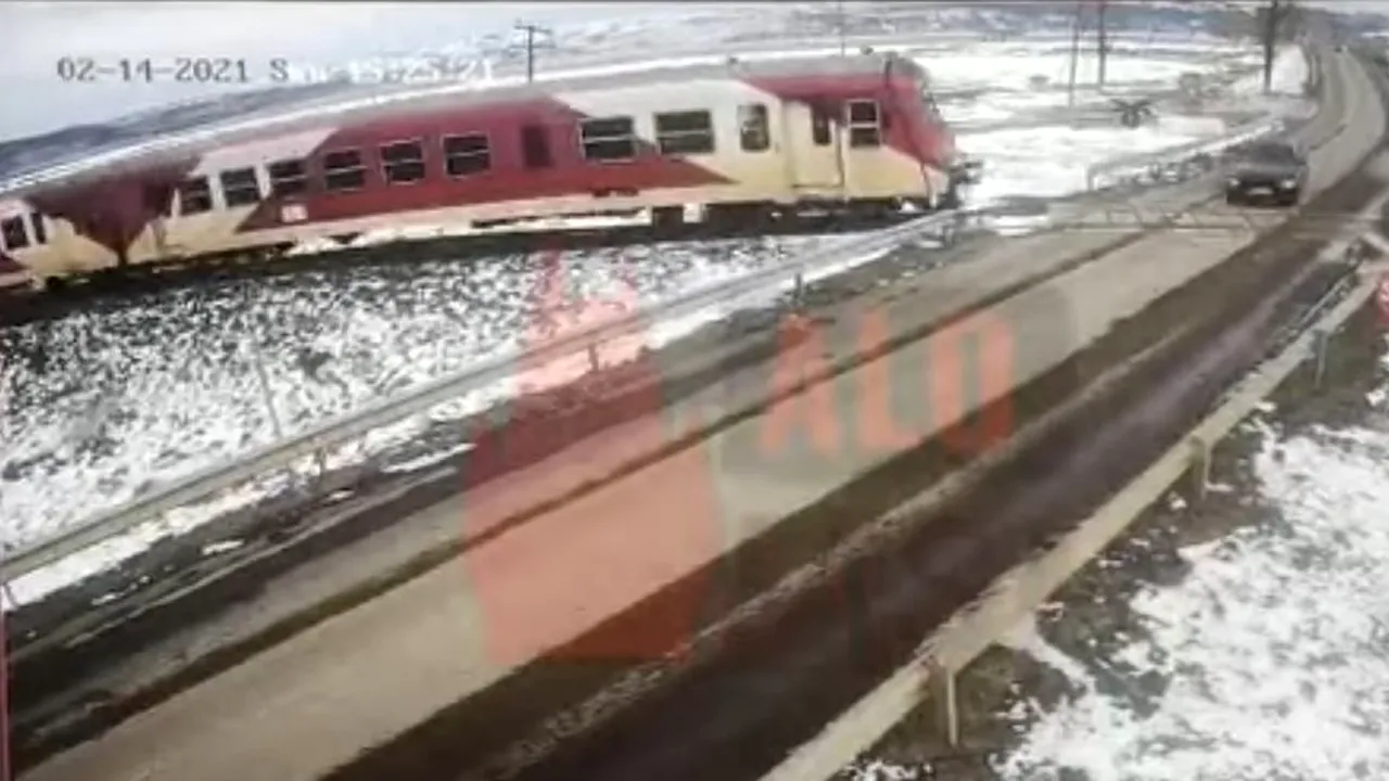 Au apărut imaginile cu accidentul de la Vlădeni. Un BMW în care se aflau doi tineri, zdrobit de tren chiar de Ziua Îndrăgostiților! - VIDEO terifiant!