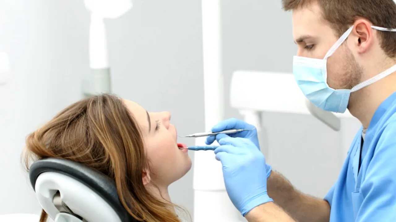 Tânără, în stare critică după s-a OPERAT la un cabinet stomatologic de apartament: „Mi se umflase fața, gâtul, pieptul, nu puteam să respir”