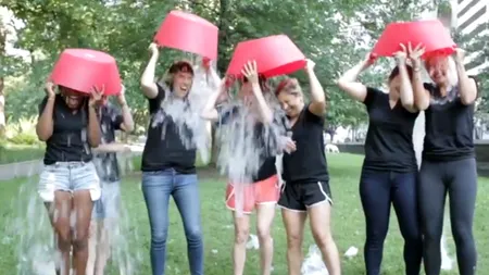 Ice Bucket Challenge. Avertismentul medicilor: cât de riscant este să îți torni apă rece în cap