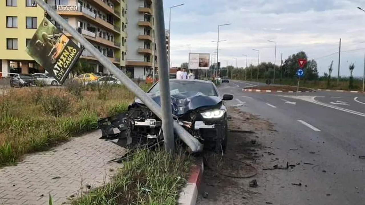 MISTER. BMW de 100.000 de euro, distrus și abandonat în Mamaia. Șoferul a fugit cu numerele de înmatriculare