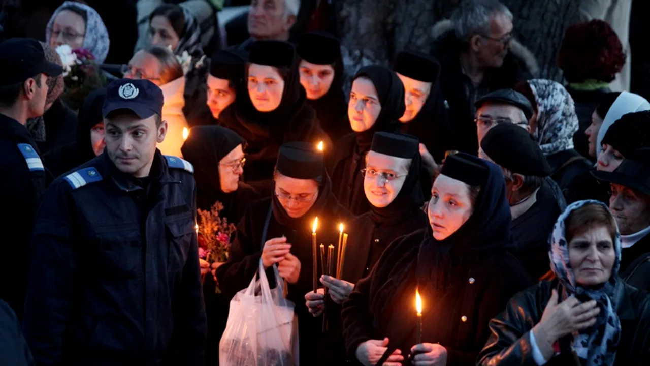 Aproximativ 30.000 de pelerini încă așteptau, duminică seara, să se închine la moaștele Sfintei Parascheva