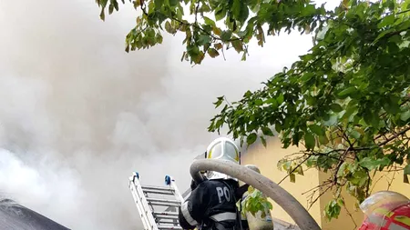 Incendiul care a mistuit o casă în sectorul 2 a fost stins de 100 de pompieri. O victimă cu arsuri, dusă la Floreasca