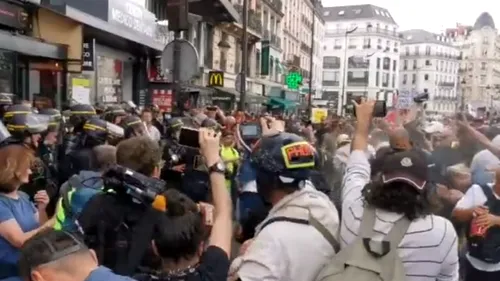 Proteste uriașe la Paris contra permisului sanitar. Au fost auzite chiar și explozii (VIDEO & FOTO)