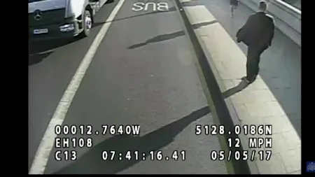 VIDEO șocant. Gestul pe care l-a făcut acest bărbat în timp ce alerga pe un pod a pus toată poliția în alertă 