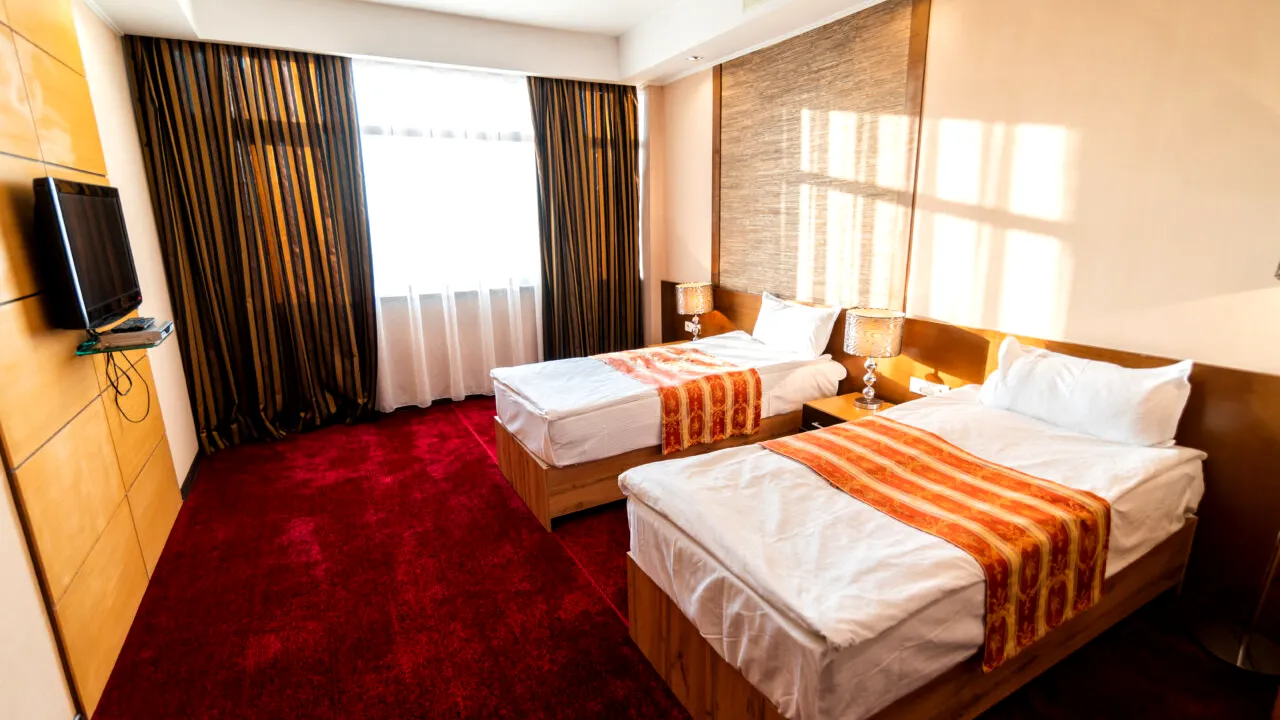 Peste 10.000 de hoteluri din Europa solicită compensații Booking.com într-un proces colectiv. Ce clauză atacă proprietarii