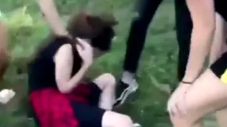 Adolescenta din Târgu Jiu care a bătut și umilit două colege poate răspunde penal pentru faptele ei. Care este condiția. “Asta trebuie să se dovedească!”