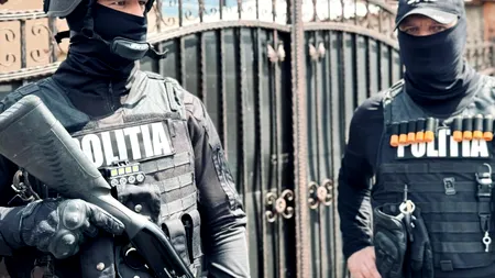 Ce se mai fură în România: doi bărbați, reținuți după ce au sustras un aparat de tip PayPoint