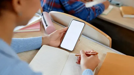 Telefoanele mobile, INTERZISE la ore, în unele școli din România. Ce măsuri au luat alte unități de învățământ