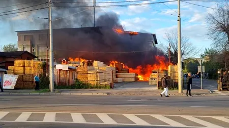 INCENDIUL puternic izbucnit la depozitul din Sectorul 1, localizat. Flăcările s-au extins la un bloc din apropiere, iar 15 locatari s-au autoevacuat