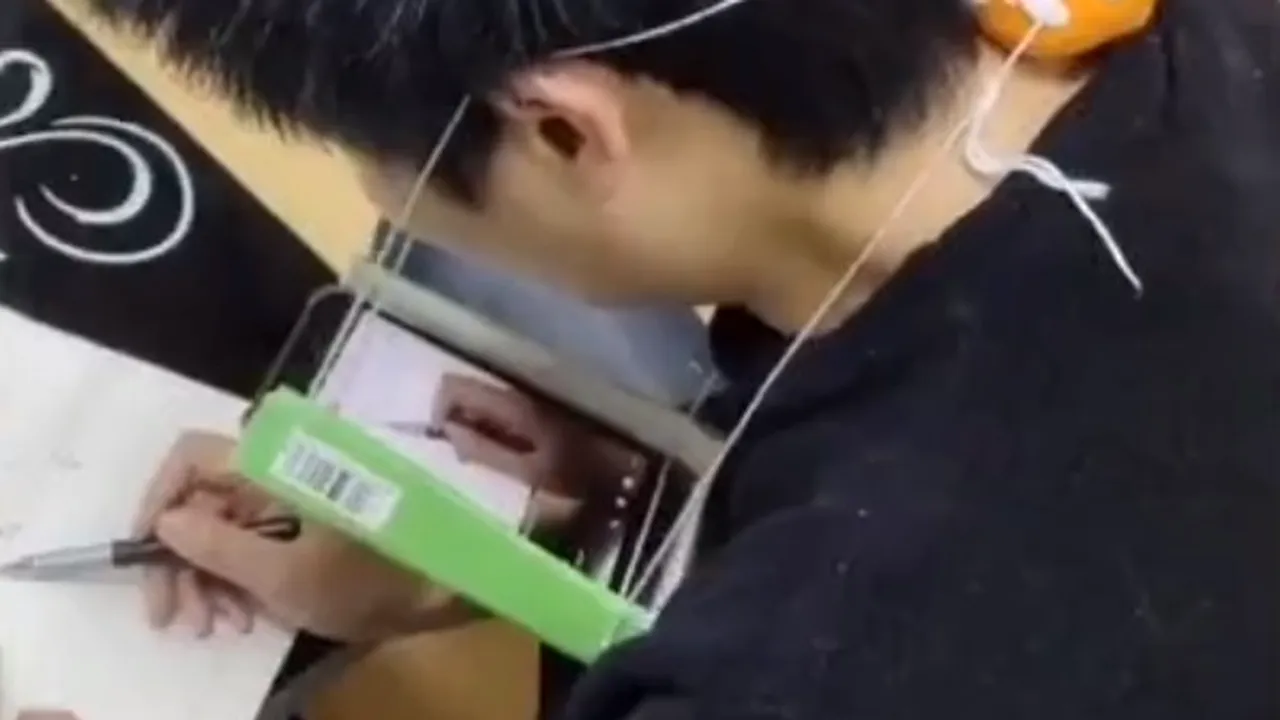 CORONAVIRUS. Metoda ingenioasă găsită de un profesor pentru a le putea preda copiilor de la distanță din cauza COVID-19 - VIDEO